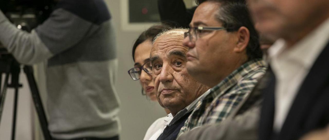 Dimas Martín, en el centro, durante el juicio del &#039;caso Unión&#039;.