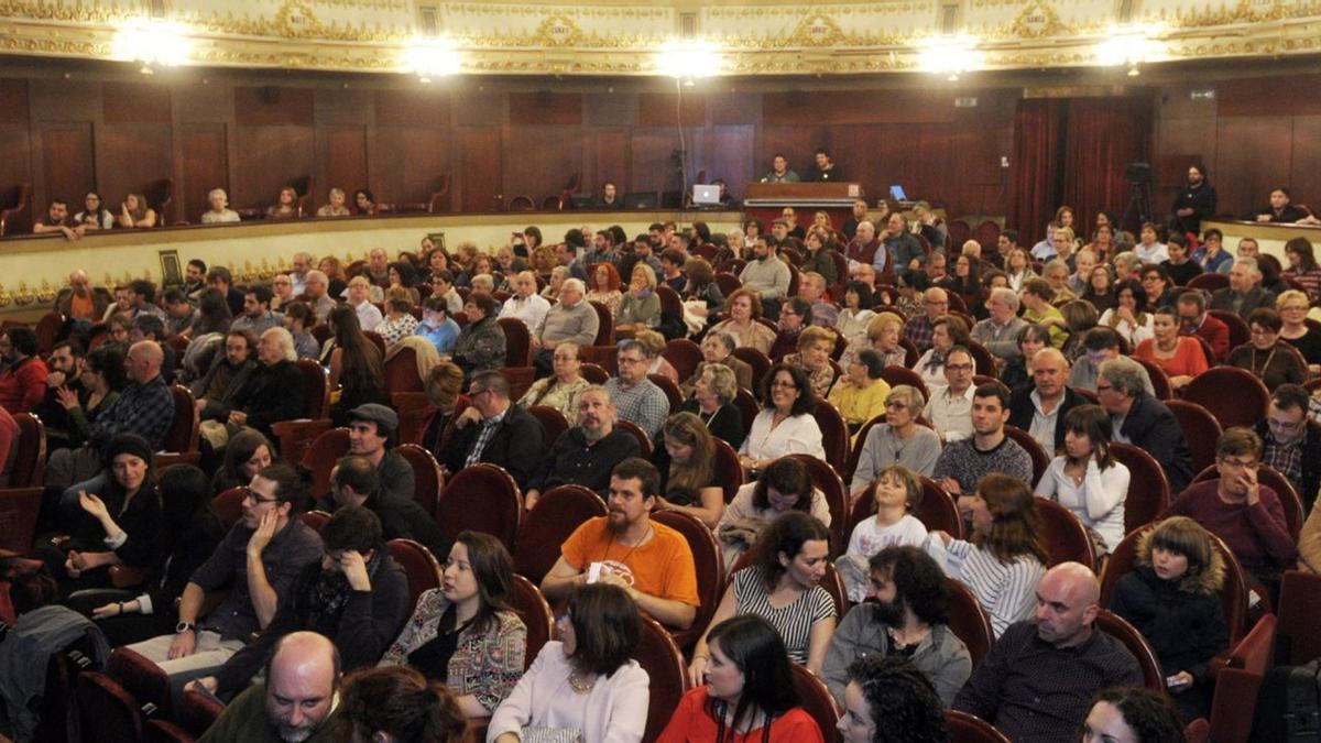 Espectadores dunha edición pasada dos Premios Opinión no teatro Rosalía. |   // CARLOS PARDELLAS