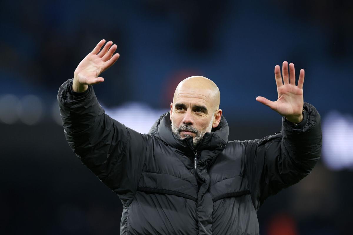 Manchester City manager Pep Guardiola applauds the fans after winning the English EFL Cup semi-final second leg soccer match between Manchester City and Newcastle United, in Manchester, Britain, 04 February 2026. (Reino Unido)
