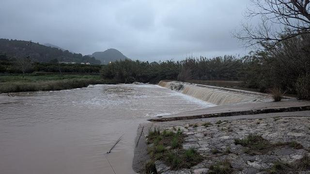 L’assut de Palma de Gandía, en el riu Vernissa, desbordant aigua, este dimecres