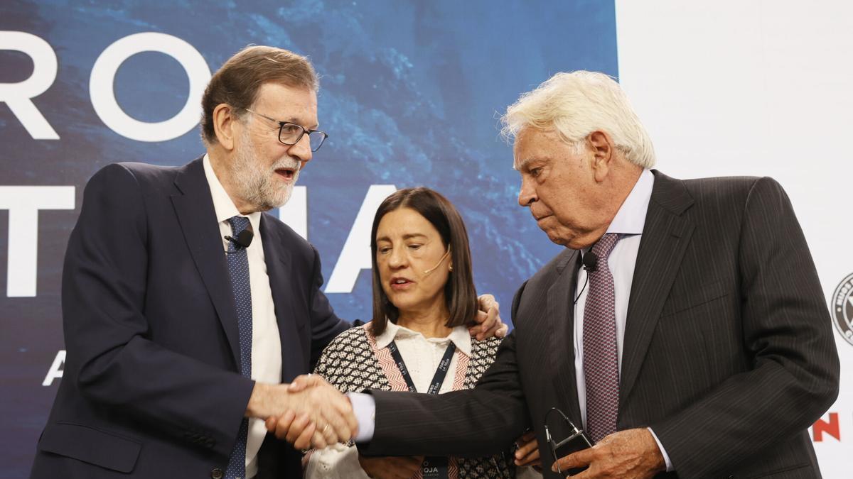 Los expresidentes del Gobierno Felipe González y Mariano Rajoy durante la IV Edición del Foro La Toja 2022.