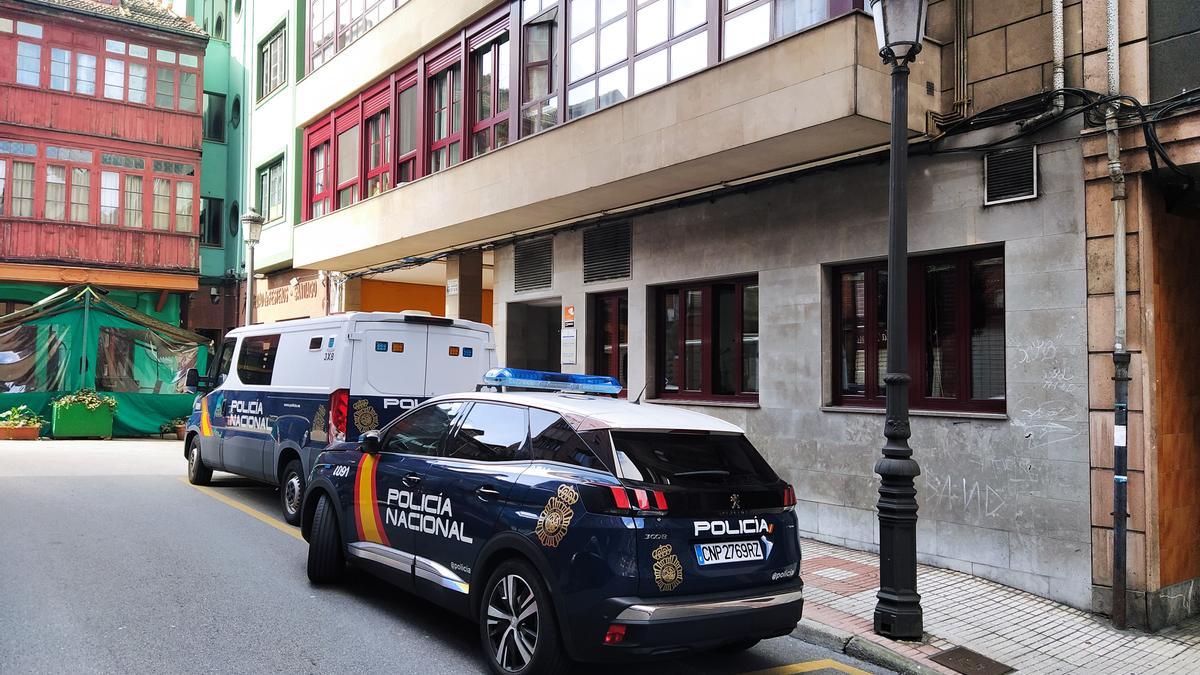 Dos vehículos policiales, hoy, a la puerta de los juzgados.