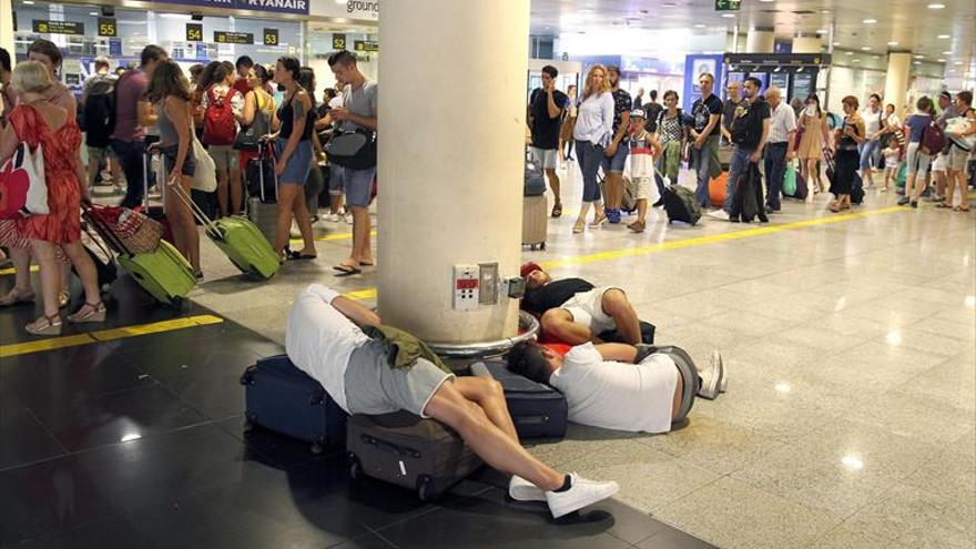 La huelga de los vigilantes colapsa el acceso al embarque en El Prat