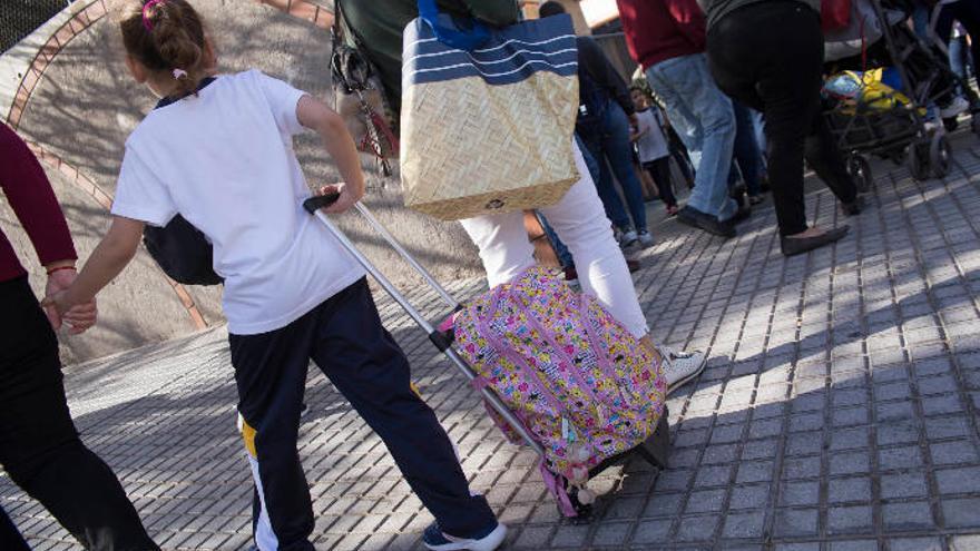 Alumnos saliendo de un centro escolar tinerfeño.