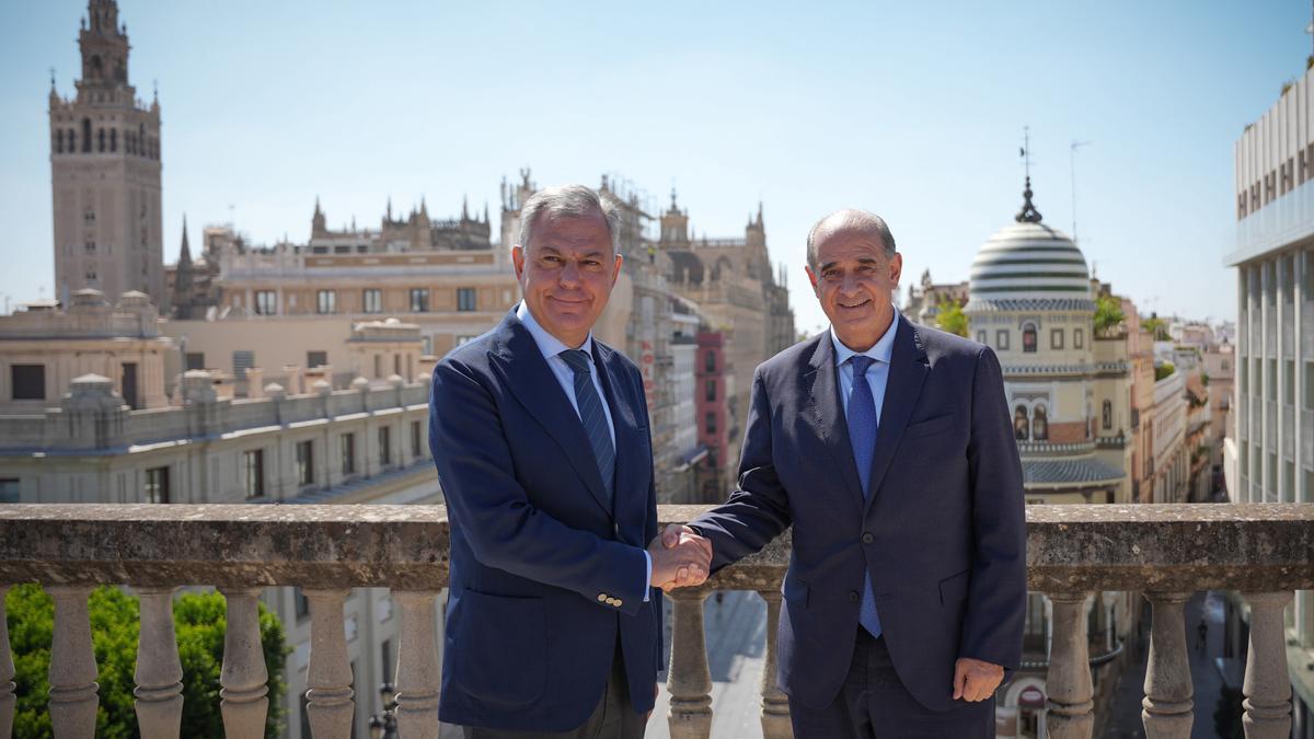 El director general de la Policía Nacional, Francisco Pardo y el alcalde de Sevilla, José Luis Sanz.