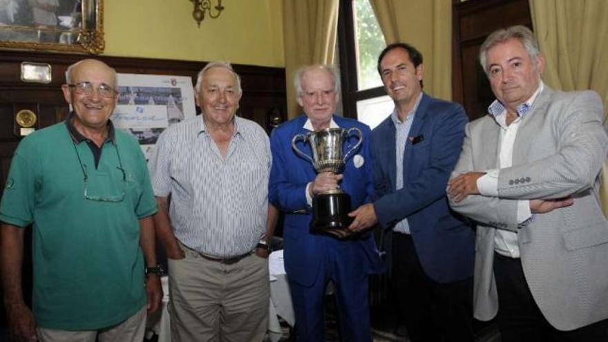 Ramiro Carregal y Tomás Fole sujetan el trofeo junto a otros miembros del Club de Vela. // Noé Parga