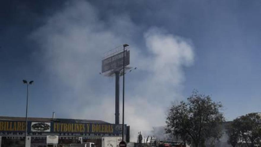 L&#039;incendi al polígon La Vega 2 de Fuenlabrada.