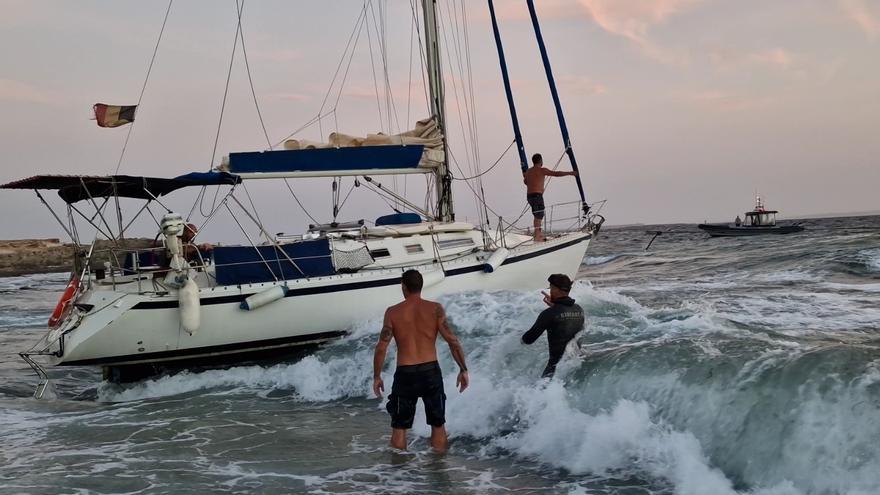 Barco encallado en Ibiza frente a ses Salines