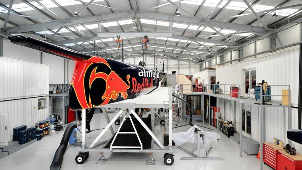 Hangar en el que se guarda el casco de los barcos, en la nueva base del equipo Alinghi Red Bull Racing de la Copa América de vela en el Port Vell de Barcelona.