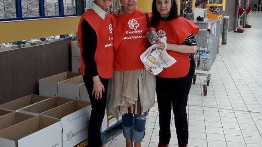 Voluntarios de Cáritas recogen dos toneladas de alimentos