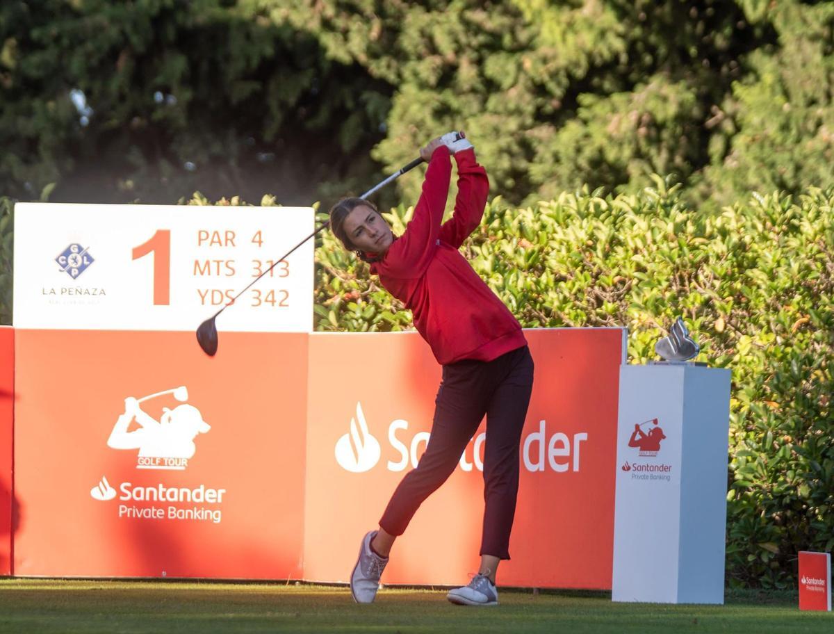 Constanza Beamonte, durante una competición de golf