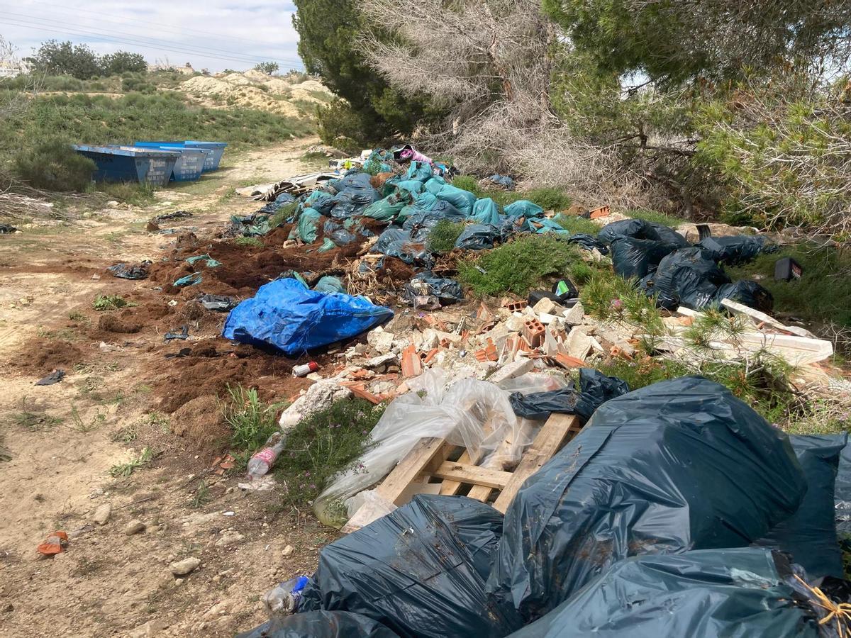 Uno de los once puntos de vertido de residuos de plantaciones ilegales de cannabis