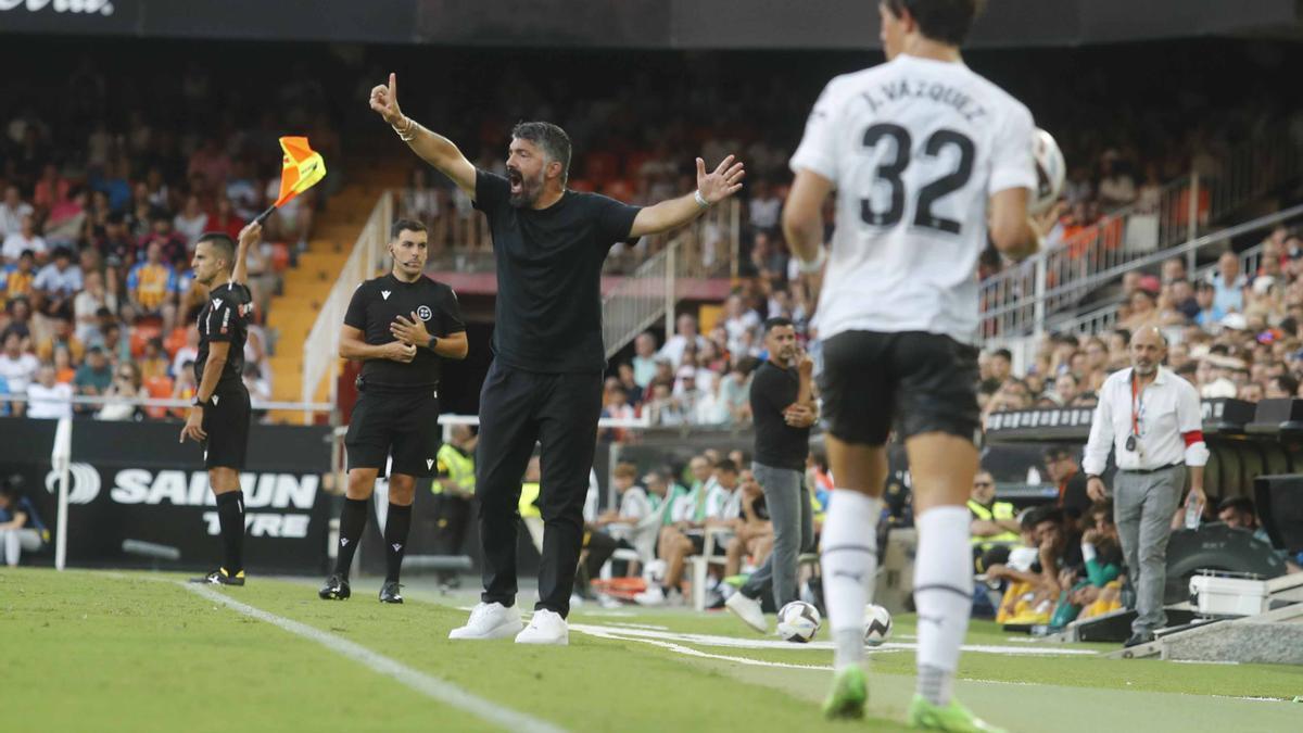 Estuvo prácticamente todo el partido de pie, arengando a sus jugadores, reforzando los aciertos e interactuando con la grada