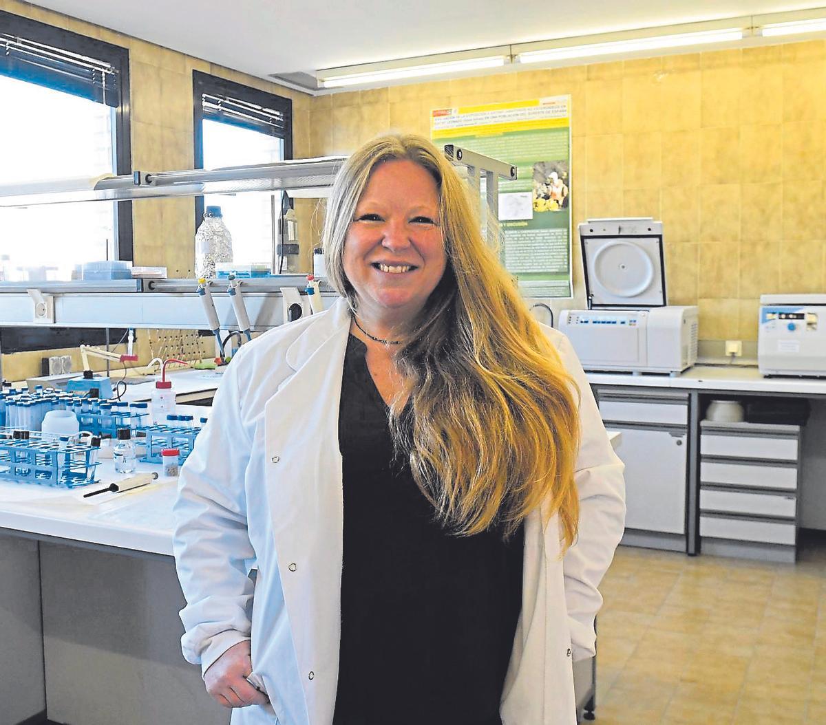 La profesora de la UMU Emma Martínez López, en el laboratorio en el que desempeña su investigación.