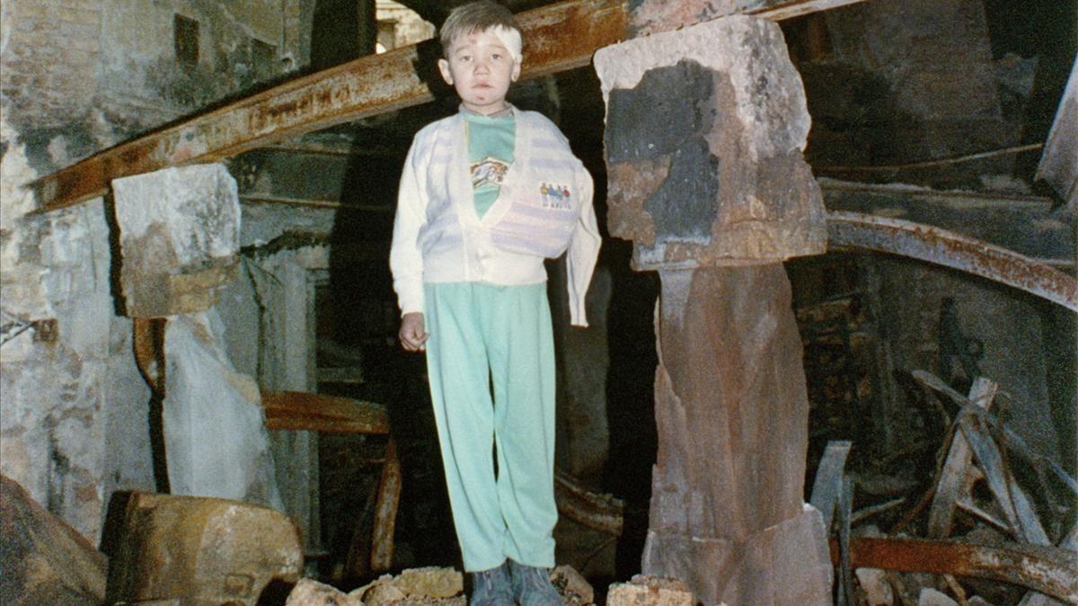 El niño Edo, en una fotografía icónica de la destrucción de la biblioteca de Sarajevo en 1992