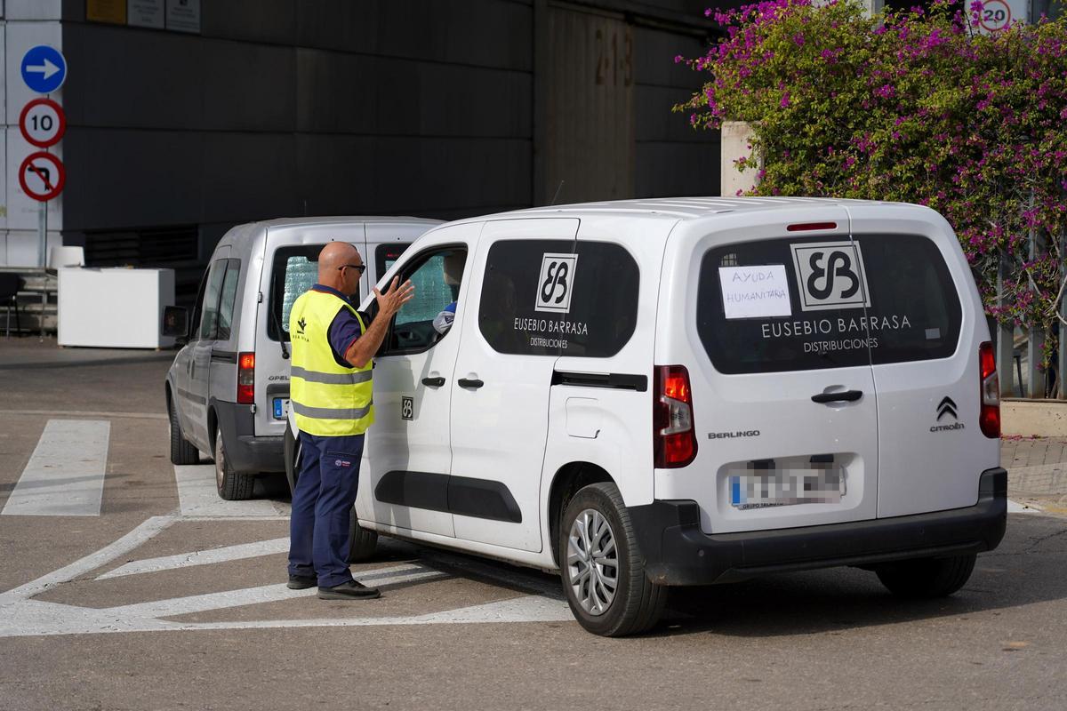 Una furgoneta parada por las autoridades