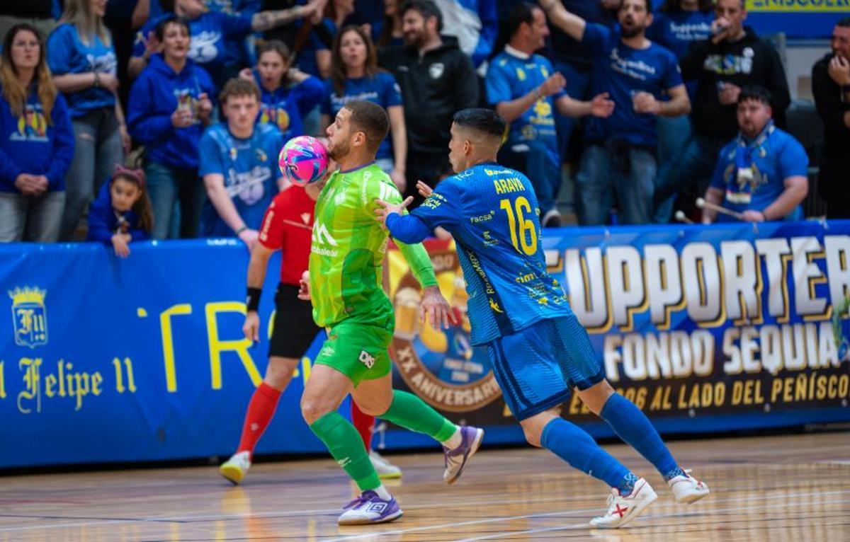 Charuto controla el balón con el pecho ante la presión de Araya.