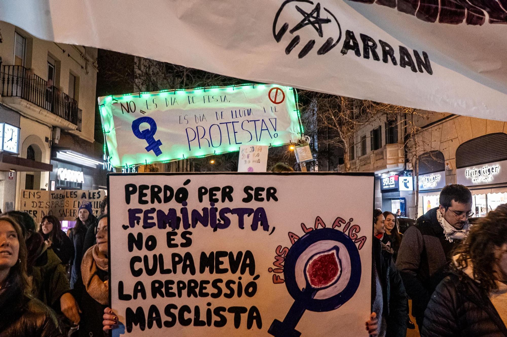 La manifestació del 8-M a Manresa, en imatges