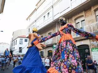«Aguantamos ata que dea o corpo»: xigantes e cabezudos toman as rúas