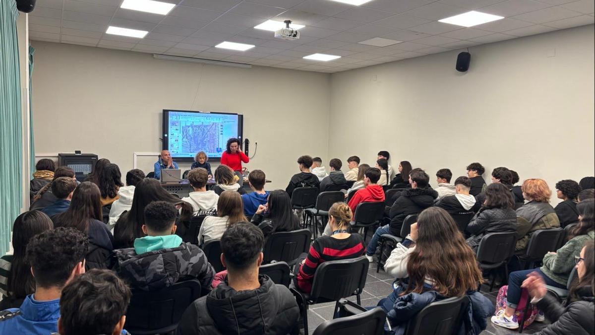 Begoña Collado, de rojo, habla con los alumnos del IES Cuenca del Nalón.