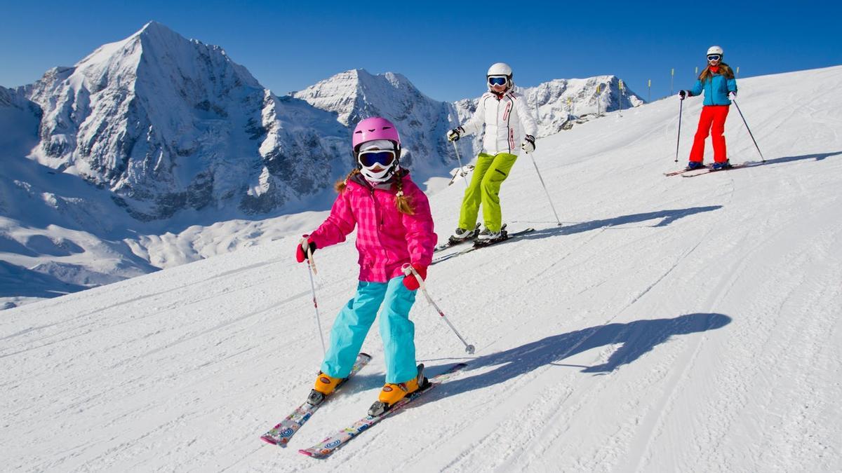 Familia esquiando, esquiar gratis en el Pirineo francés