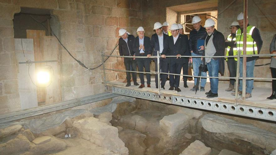Observando los hallazgos durante las obras  en el interior del edificio del Museo Arqueológico.   | // IÑAKI OSORIO