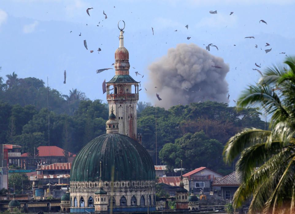 Humo y escombros después de un ataque aéreo contra insurgentes del grupo de Maute en Marawi, Filipinas.