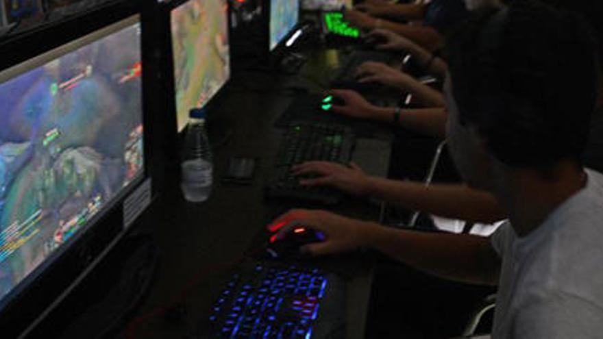Varios adolescentes juegan a videojuegos.