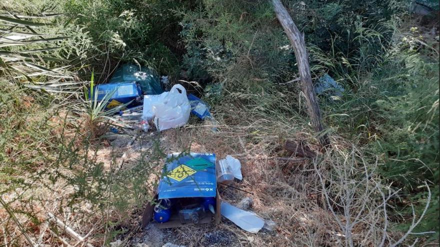 Restos de ‘gas de la risa’ y basura en Cala Llonga