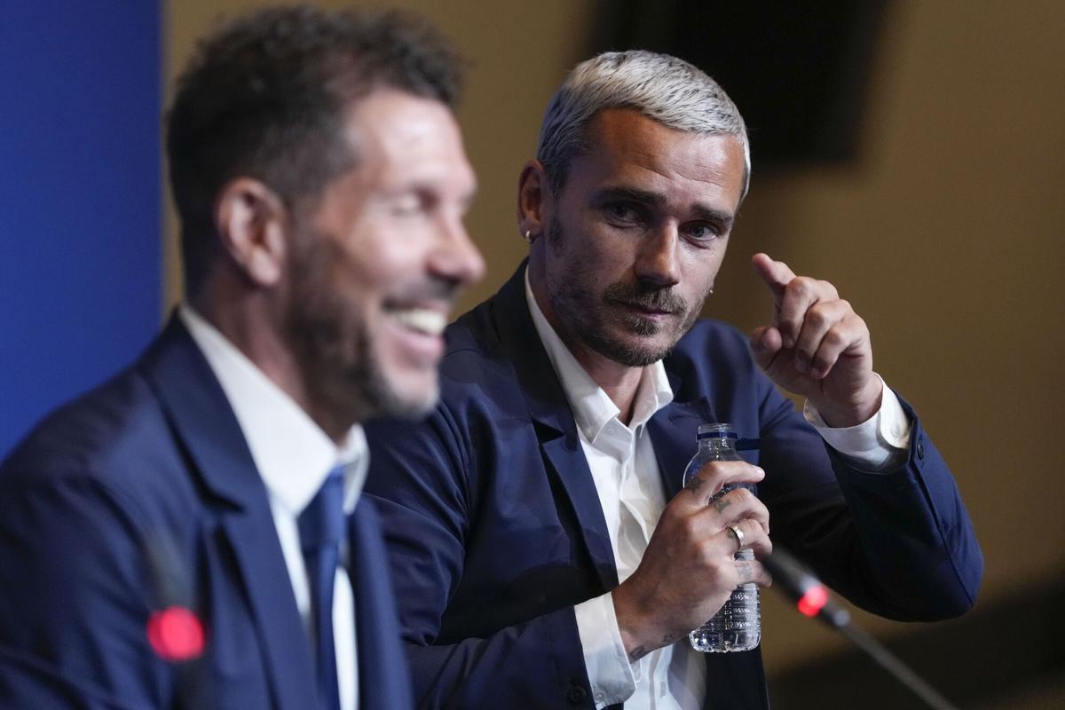 Diego Simeone (i), y Antoine Griezmann.