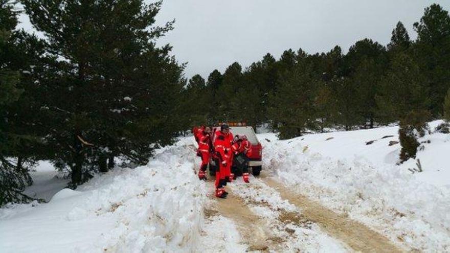 Las tareas de rescate han sido complicadas por las dificultades del terreno.