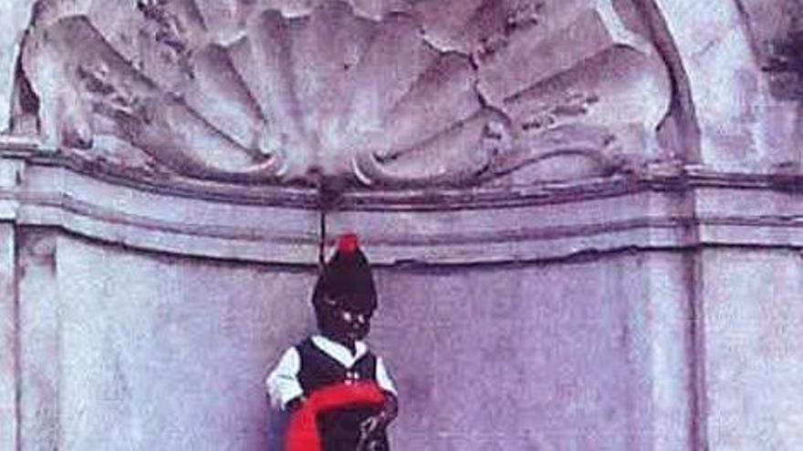 El Manneken-Pis de Bruselas escancia sidra en el día de la Asturianía