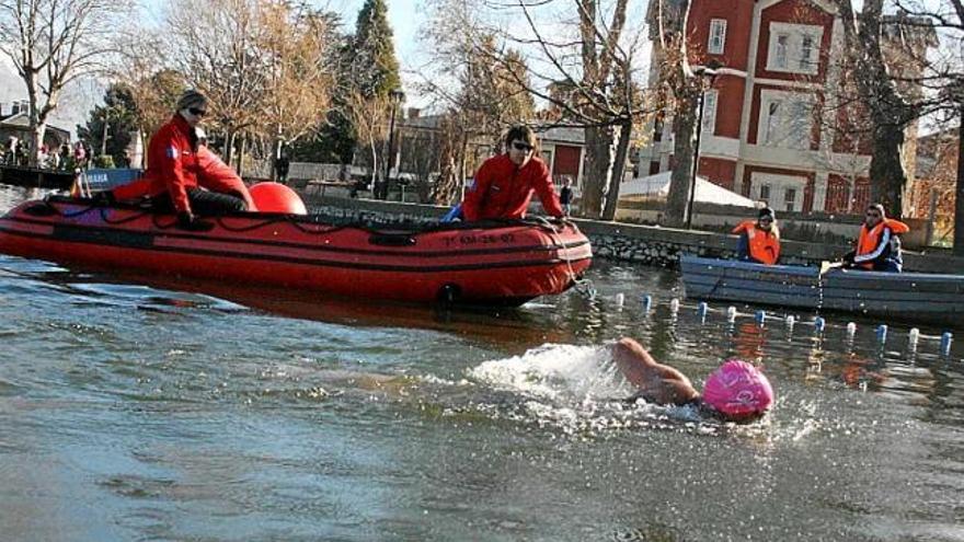 Nedadors en la Travessa del Glaç celebrada el desembre a Puigcerdà