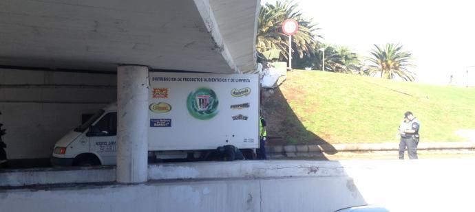 Primer camión del año atrapado en el túnel de San Telmo