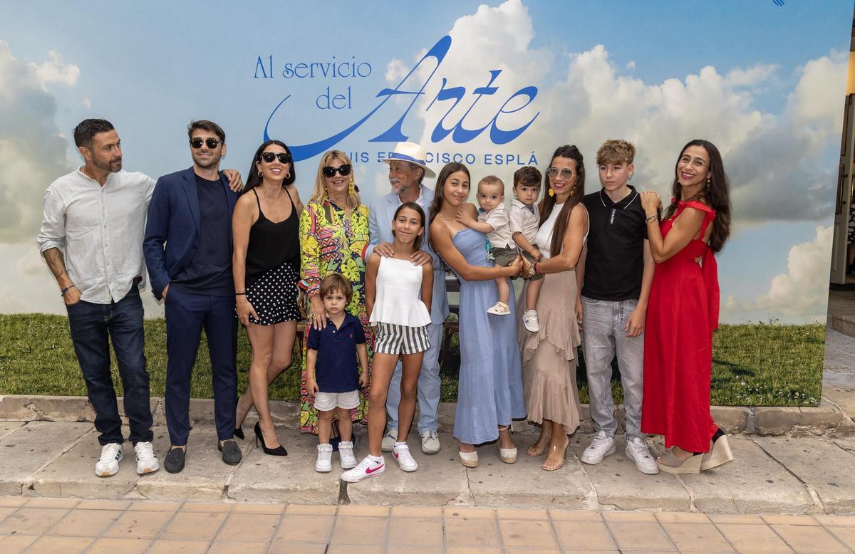 El maestro Luis Francisco Esplá, en el centro, junto a su familia