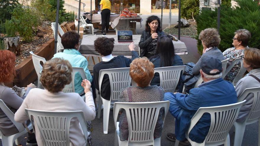 Assistents a la xerrada de Maria Cosp dins del Mercat de Tardor de Berga