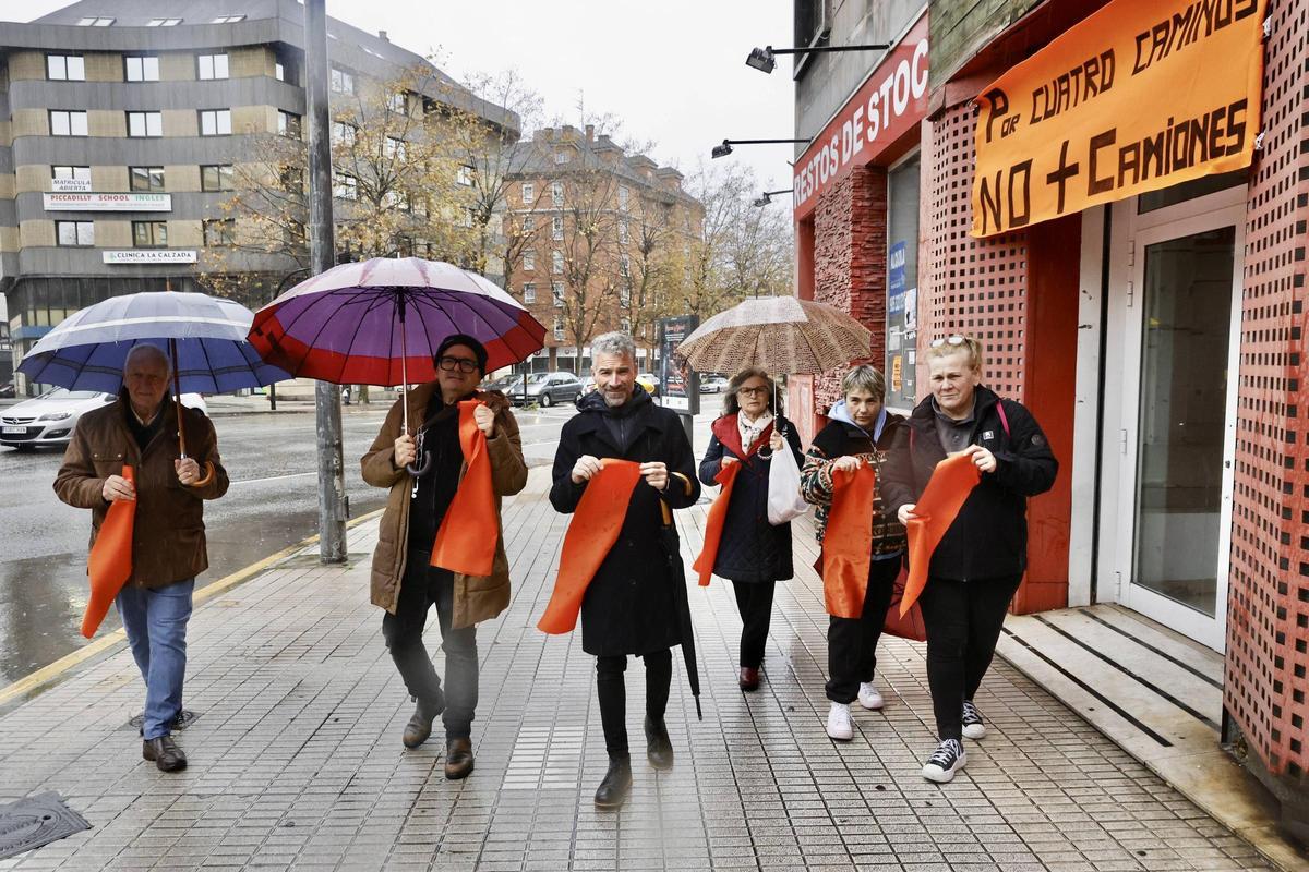Vecinos de La Calzada, a principios de diciembre, junto a la pancarta que ha sido quemada.