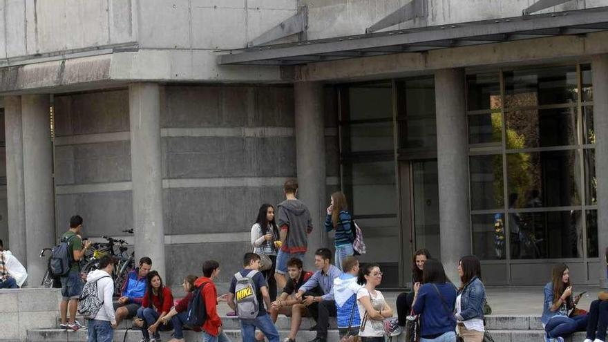 Alumnos, a las puertas de la Escuela Politécnica de Mieres, en el campus de Barredo.