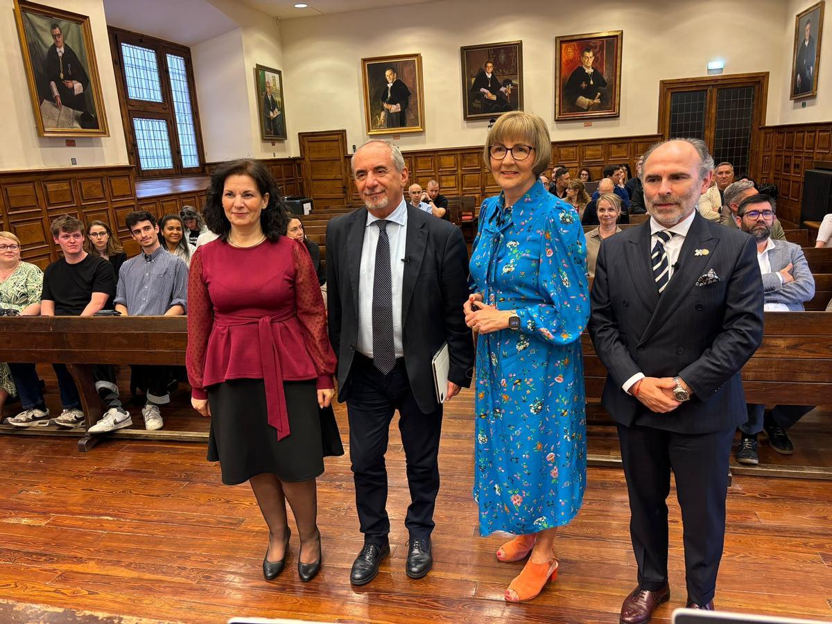 Por la izquierda, Maria Vamvakaki, vicerrectora de la Universidad de Creta; Liborio Stuppia, rector de la Universidad de Chieti-Pescara G. D'Annunzio, Italia; Maggie Cusack, rectora de la Universidad Tecnológica de Munster, Irlanda, e Ignacio Villaverde