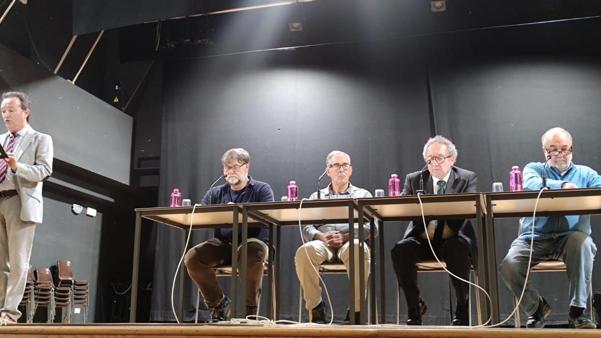 Debate sobre las plantas de biogás celebrado en el Auditori de Aielo, el jueves.