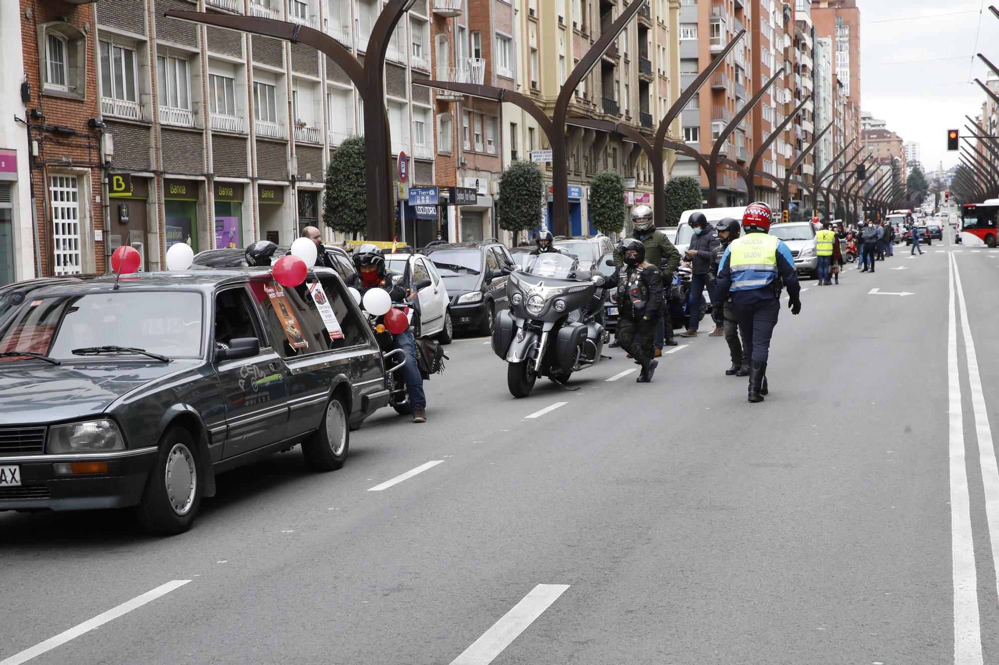 Centenares de vehículos clásicos marchan por Gijón contra la ordenanza de movilidad