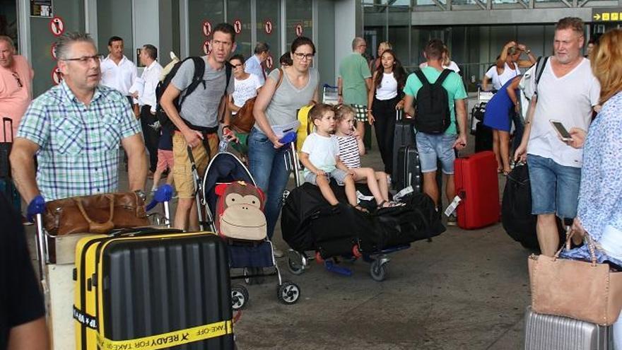 Turistas llegan al Aeropuerto.