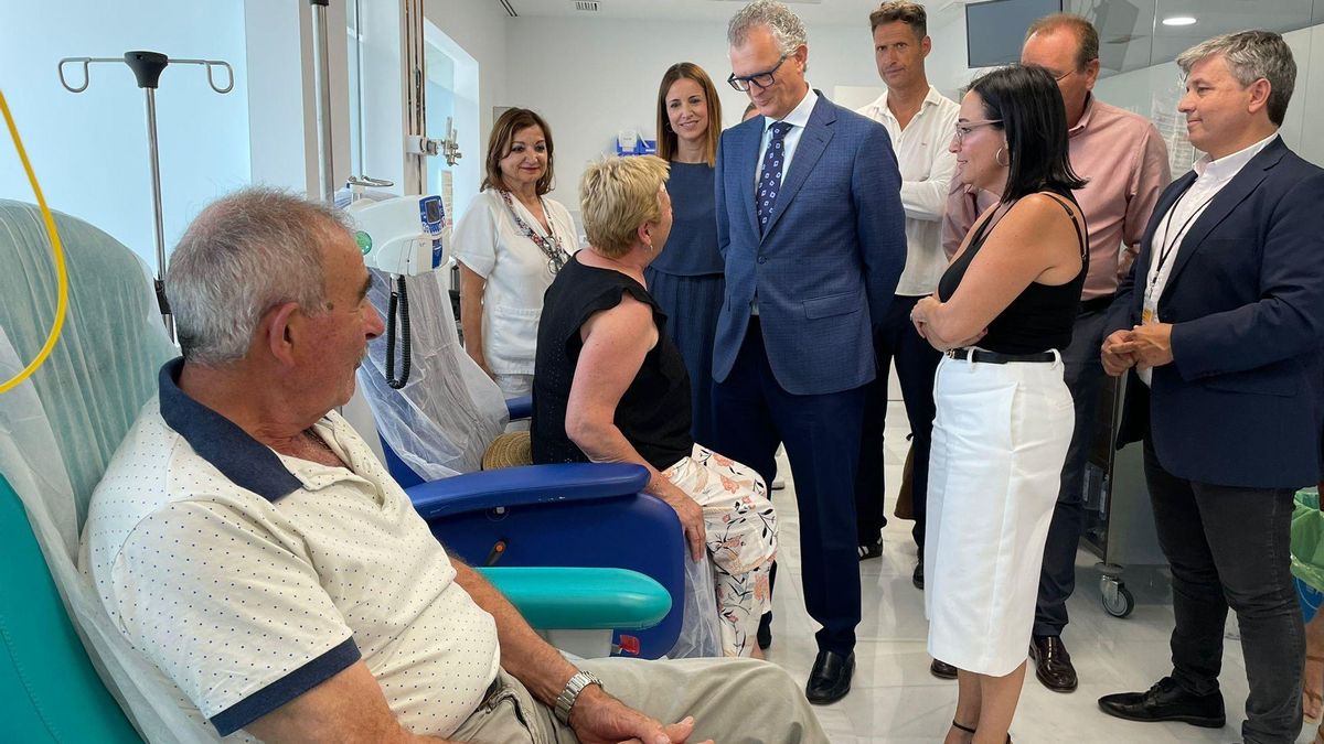 El consejero de Salud, acompañado por la alcaldesa de Yecla, Remedios Lajara, visitó las nuevas consultas.