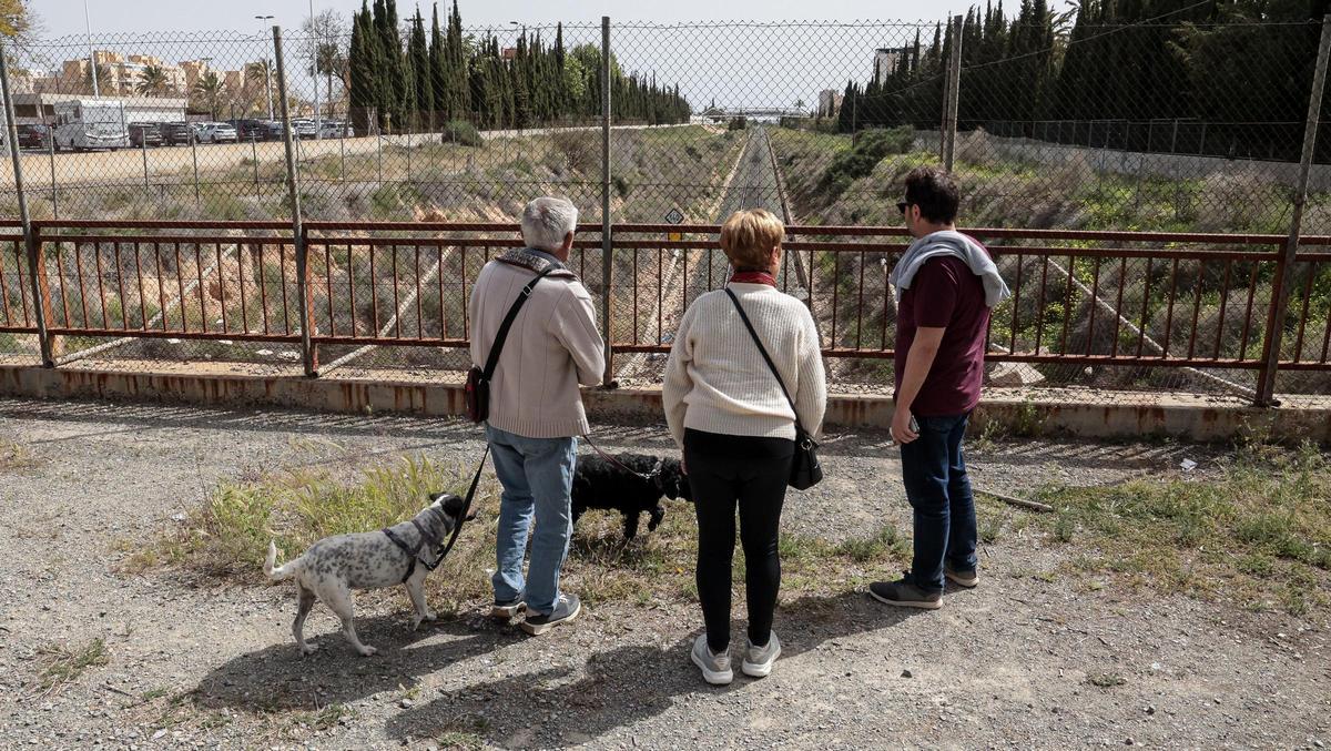 Los habituales de la zona lamentan los frecuentes actos vandálicos que han presenciado