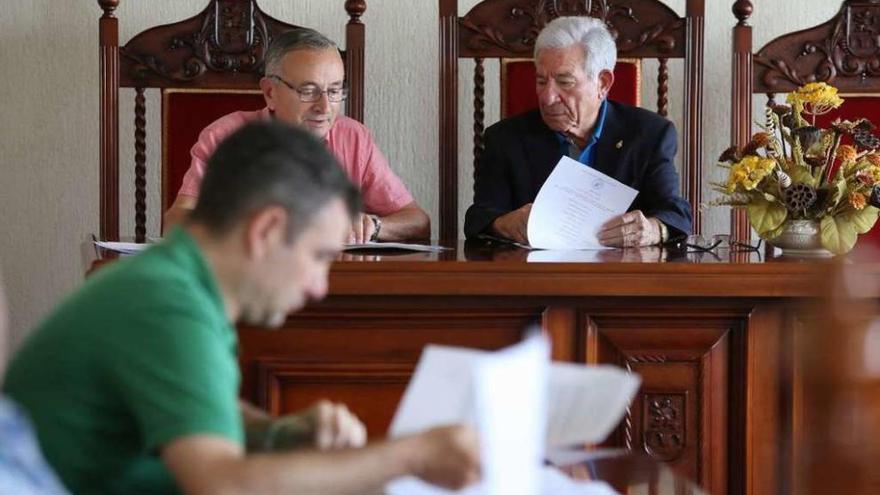 El alcalde de Dozón, Adolfo Campos (derecha), preside un pleno municipal con su hijo, también detenido, en primer plano (izquierda). // Bernabé/Gutier