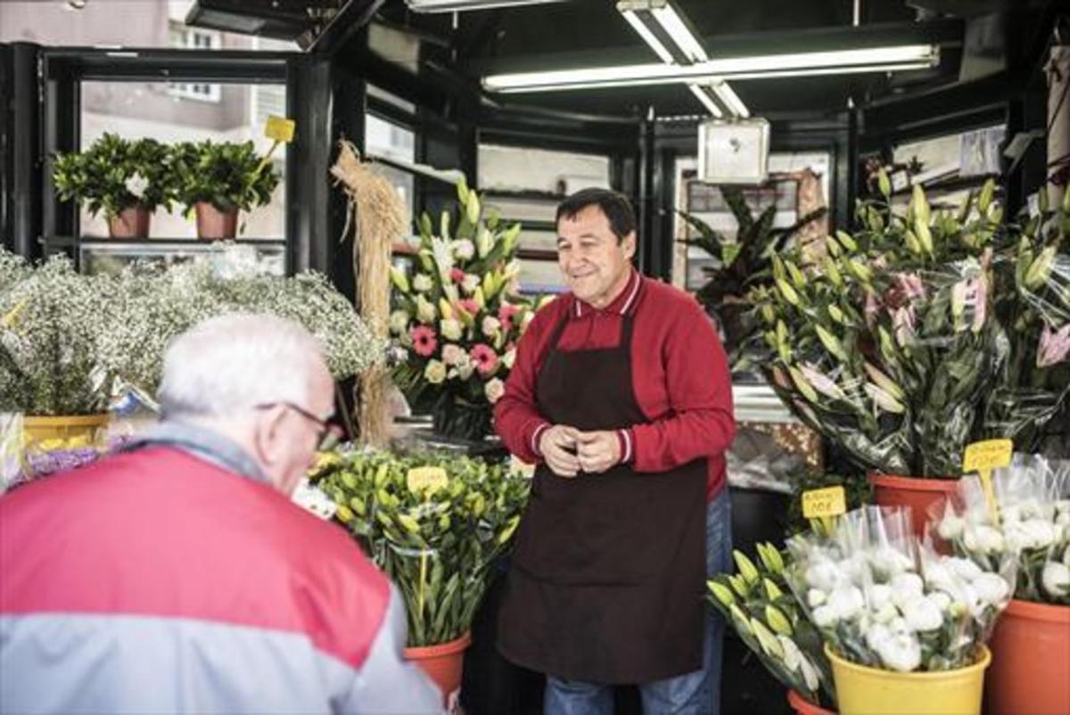 Pepe Oliva, en su quiosco de flores, en Manuel Girona con Dr. Ferran.