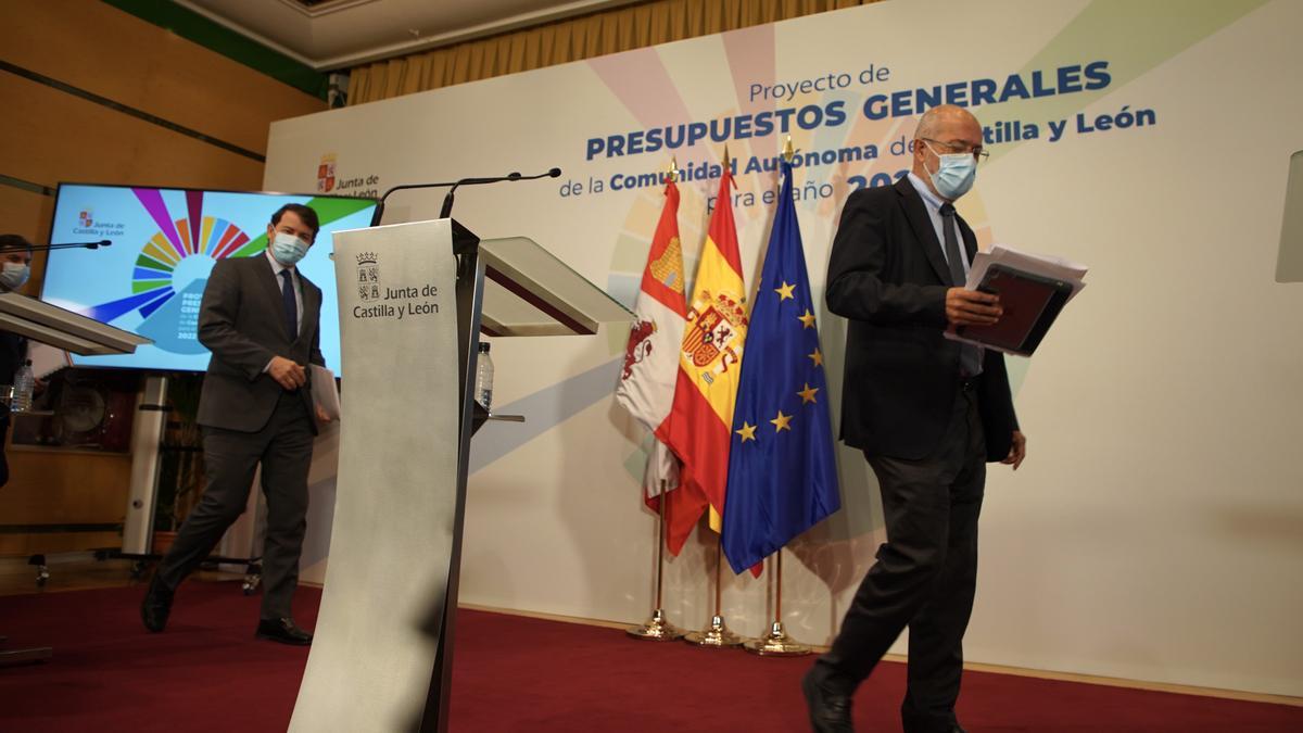 El presidente Mañueco junto al vicepresidente Igea, durante la presentación de los presupuestos regionales para 2022.c