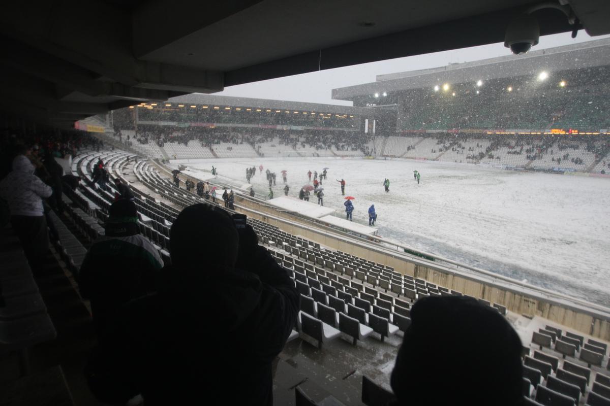 La nevada impregnó el estadio de El Arcángel.
