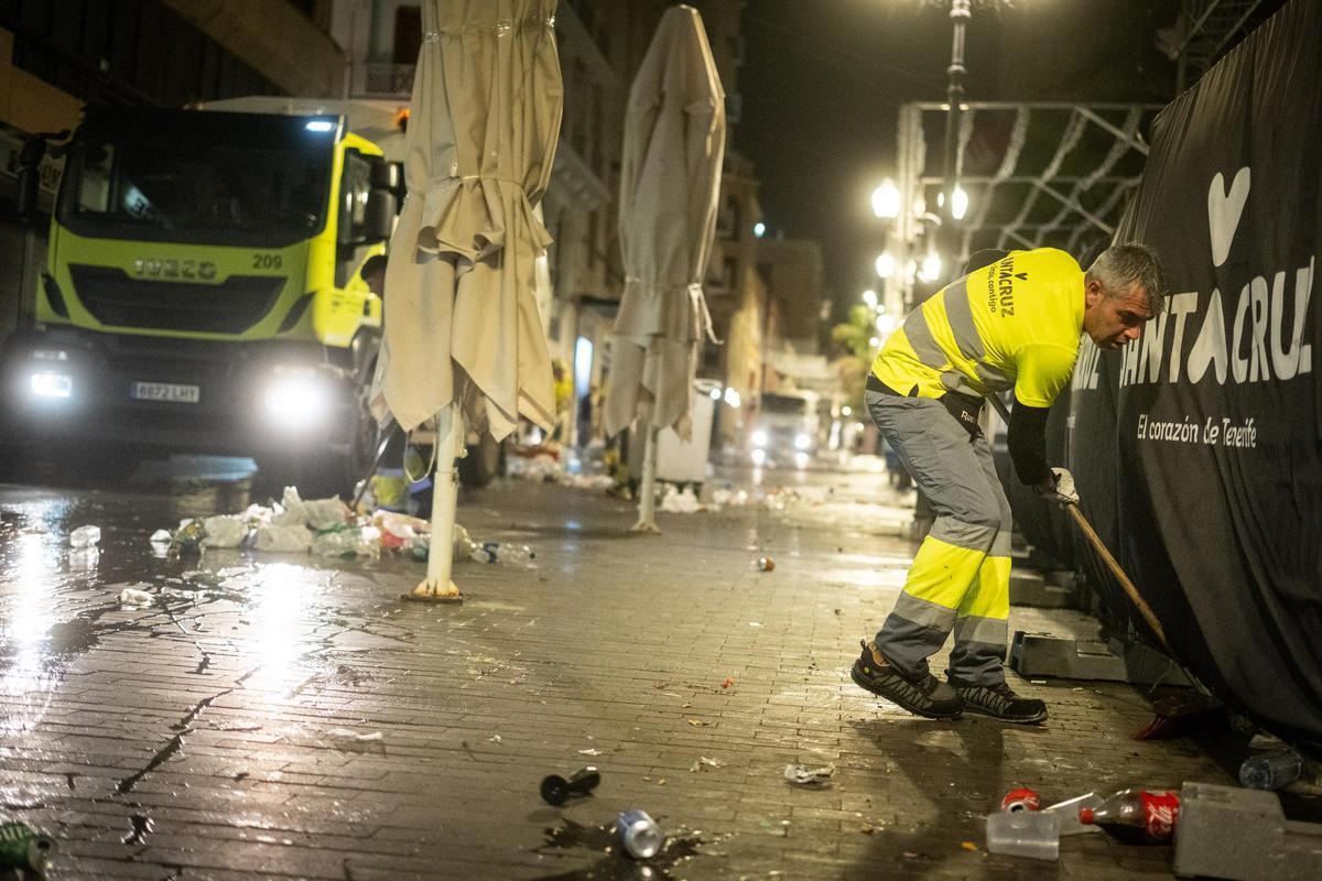 Operarios del servicio de limpieza borraron el rastro de la fiesta en la plaza de la Candelaria.