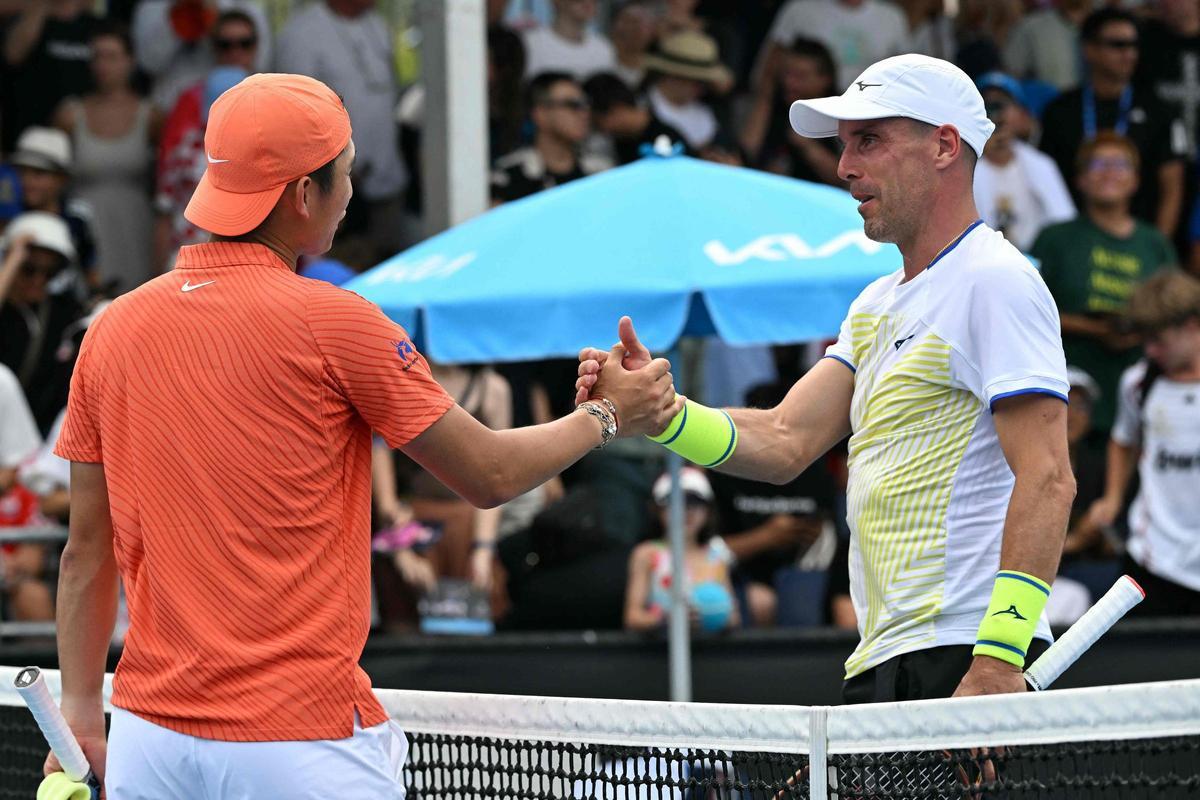Roberto Bautista (d) ha sido eliminado por el chino Juncheng Shang en el Open de Australia.